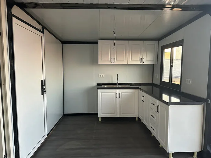 Conteneur Tiny House Mobile 2023 : La Solution Idéale pour un Espace de Vie Compact et Prêt à l’Emploi – Image 4